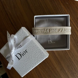 Christina dior armband  - Helt nytt replica armband från Christian Dior . Armbandet är reglerbart och passar alla. Allt ingår på bilden. Armbandet är fejk och får inte säljas vidare som äkta