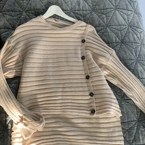 Zara tröja - Säljer denna Zara tröjan, precis nyinköpt och endast använd 1 gång😊Super fin till hösten✨✨OBS: köpare står för frakt😇