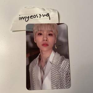 Offical Woong (AB6IX) photocard från B COMPLETE albumet. fint skick. kan mötas upp i stockholm eller skickas, jag står inte för postens slarv <33