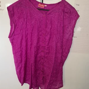 Ärmlös topp - Jättefin färg, åt det ultravioletta, passar L-XL-XXL