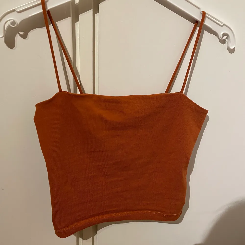 Säljer detta brun/röda linne från Gina tricot. Säljer pga att det inte kommer till användning längre. Linnet ser väldigt fläckigt ut på bilden men det är spegeln som är smutsig💕. Toppar.