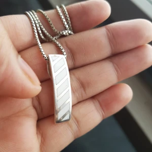 Äkta silver halsband  - Äkta silver halsband ca 50cm . Mycket fint skick.  200kr plus frakt. 