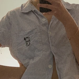 Snobben skjorta  - Blå- och vitrutig t-shirt skjorta med snobben och knappar - strolek S skulle jag säga. (Lite skrynklig på bilderna med stryker såklart vid intresse)