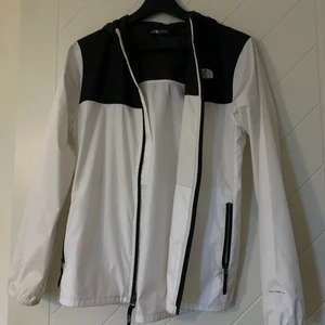 North face vindjacka - Säljer denna vindjacka från The north face i storlek S.  Inte använd mycket och i mycket gott skick. En liten smuts grej på ett ställe därför säljs den billigt. Nypris var runt 500kr. Köparen står för frakt💗