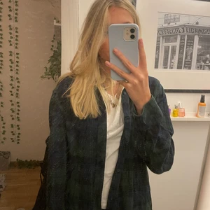 Flanell skjorta - Säljer denna fina flanellskjortan, köpt secondhand. Storlek L men passar mig med S så liten i storlek och snyggt när den är oversized!