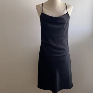 Svart silke slip on klänning - Svart klänning från bikbok som är helt ny och har aldrig använts. 
