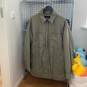 SKJORTA I DUN - Skjortjacka i dun från Zara. Väldigt bra skick! Storlek L. Ljusgrön färg.