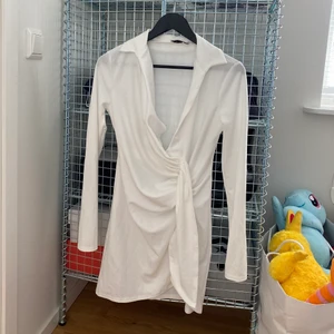 KLÄNNING FRÅN NELLY - Vit, kort partyklänning från Nelly. Väldigt bra skick. Storlek S.