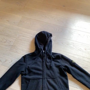 Stone island hoodie - En Stone island hoodie i storlek S den är tyvärr ganska urtvättad och har en fläk som ni ser men annars bra skick nypris:2600. Kom med bud                                                                            Vid fler frågor är de bara och fråga