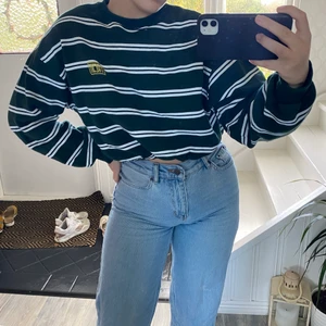 Sweatshirt från junkjard  - Grön sweatshirt från junkyard. Är i storlek S och inte använd särskilt många gånger, bra skick! Finns även ett gummiband längst ner som man kan spänna åt