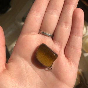 Tigeröga hänge kristall mineral  - Superfint tigeröga , kan lova att den är mycket vackrare i verkligheten. Frakt 12kr