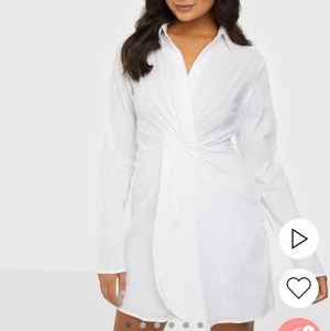 Linneklänning - Slutsåld klänning i linne liknande tyg. Så smickrande o snygg. Endast använd under ett tillfälle så i nyskick. Köpt för 400💕 andra bilden är hur den sitter på mig (klänningen är ostrykt därför det kanske nt ser så jättebra ut)