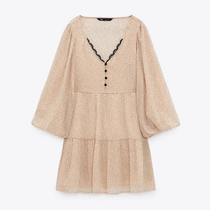 Zara klänning  - Säljer min zara klänning i storlek xs (passar en s också), supersnyggt att ha strumpbyxor under nu till hösten 💞