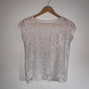 Spetstopp - Säljer denna vita toppen i blommigt spetsmaterial, i storlek xs, då jag inte fått användning av den på senaste. Den är i bra skick och säljes för 50kr eller bud + eventuell frakt 🤍🤍