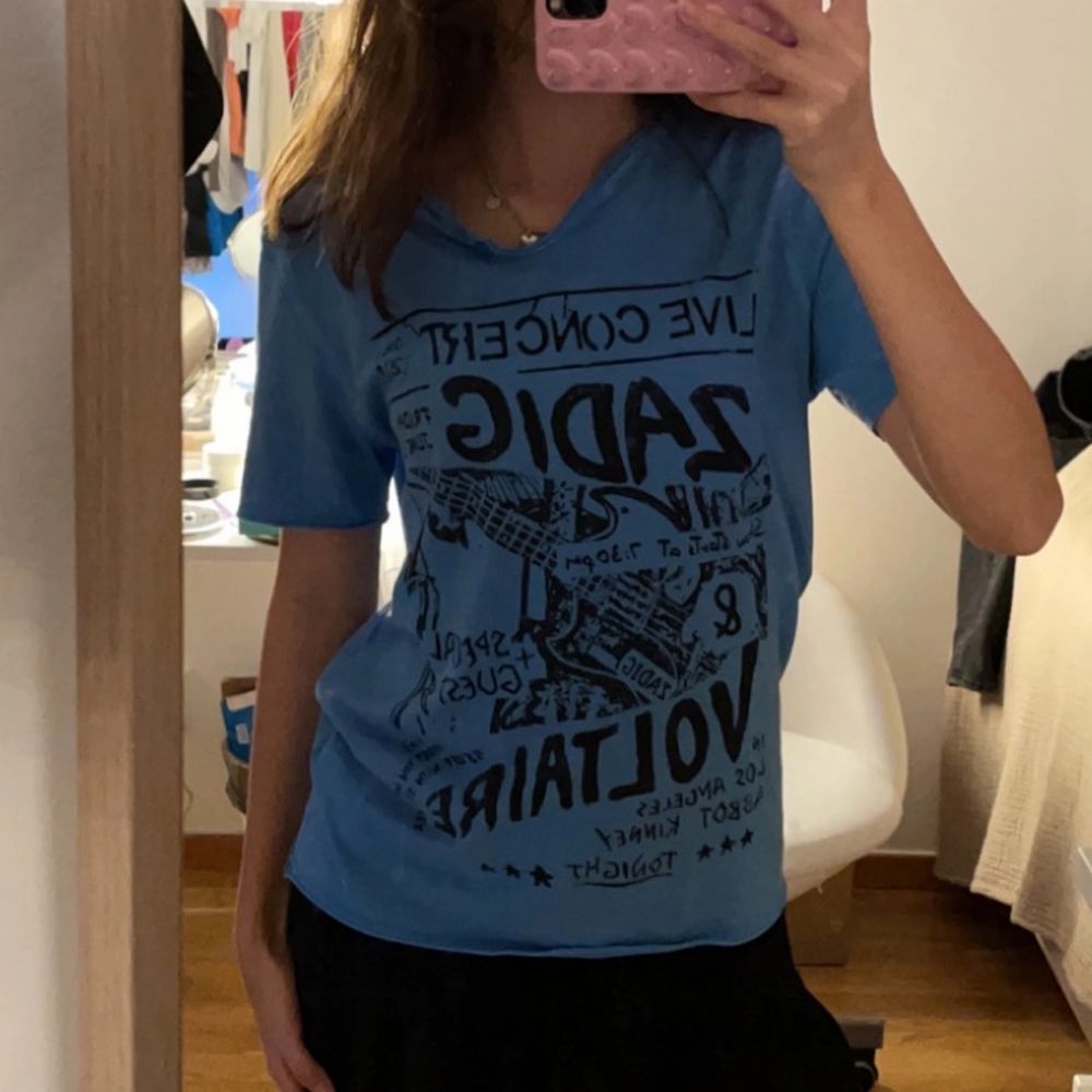Blå zadig tröja❤️ Så sjukt snygg!!😍 Storlek 158 men passar XS-S, möjligtvis en M. Säljer endast vid bra bud, buda från 400kr+frakt. Köpt direkt 650kr+frakt. Skriv vid intresse eller frågor!!❤️❤️😚💋 OBS LAGT BUD ÄR LAGT DU MÅSTE KUNNA STÅ FÖR DITT BUD OCH BETALA FÖR DE, om detta inte fullföljs kommer du bli anmäld och kan bli bannad. T-shirts.