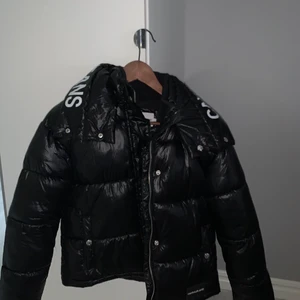 Calvin Klein jacka - Säljer nu min fina Calvin Klein jacka då jag behöver pengar. Den har använts några få gånger och är som en ny. Nypris var 2000 och den är i storlek 14 (barnstorlek) men passar mig som är xs/s💕                                                                   Om du vinner budgivningen är du tvungen att köpa!!