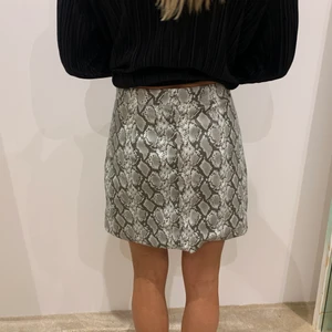 Mönstrad kjol - Grå kjol med orm mönster och detaljerad dragkedja 🤍🐍