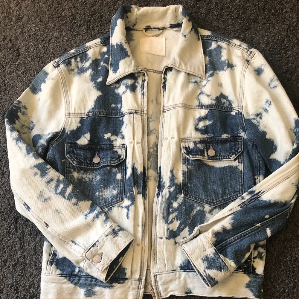 Oversized jeansjacka med ett batiktryckđ. SĂ€ljer eftersom den aldrig kommit till anvĂ€ndning. Köptes pĂ„ myrorna för nĂ„gon mĂ„nad sedan, Ă€r i gott skick. Eftersom den Ă€r lite oversized sĂ„ fungerar den för S-M beroende pĂ„ hur man vill att den ska sitta. Köparen stĂ„r för frakt, beetalning sker via swish. Kontakta för fler bilderâ€ïž. Takit.