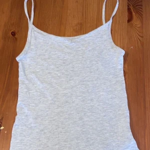 Ljusgrått linne - Säljer ett basic linne då det har blivit för litet