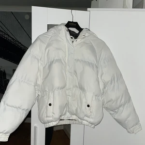 Vit puffer från Brave Soul - Vit puffer från Brave Soul Stl 36, lagom oversized Hel och ren, väldigt sparsamt använd  Inköpt förra vintern  Bud med start på 200 - Just nu bud på 250kr!!