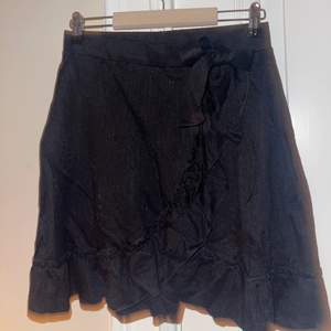 Supersöt svart kjol från Gina tricot i storlek S. Jättefin på sommaren men även nu på hösten och vintern med ett par boots eller ugs och en snygg tröja! Perfekt längd! Kan mötas upp i Hbg eller frakta! 💕