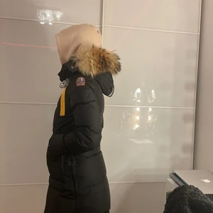 Parajumper jacka - Jätte fin och varm vinterjacka modell : longbear storlek: xxs/xs,  inga skador, köppt vintern 2019 använts två vintrar, ordinarie pris 10 499 säljes för 8 100 ( pris kan diskuteras) kan mötas i Stockholm och frakt ingår i priset 