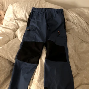 pinewood friluftsbyxor  - säljer mina pinewood frilufsbyxor i jättefint skick i storlek 164! jag som är 160cm lång kan ha dom,säljer dom då jag har andra par så domhär kommer tyvärr inte till andväning längre!🤩🥰