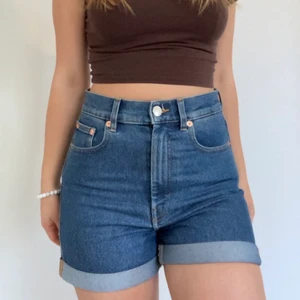 Jeansshorts från Monki ♥ - Supersköna jeansshorts från Monki i storlek 28! Säljer då de är lite stora för mig i midjan. Köparen står för frakten. Skriv gärna privat för fler bilder, info eller mått <3