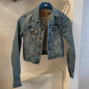 Jeansjacka kort modell  - Väldigt fin jeansjacka från märket Crocker i storlek XS. Jackan är i kort modell och är väldigt fint på samt i fint skick. 