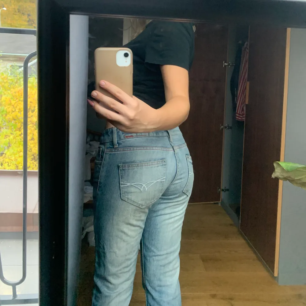Super snygga jeans som sitter en smäck på mig som är 162 cm lång. Storlek 34✨. Jeans & Byxor.