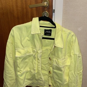 Zara - Snygg jeans jacka i lime grön, ser helt ny ut förutom att den är skrynklig. Nästan aldrig använd vid fler bilder hör av er