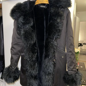 Päls jacka - Svart pälsjacka med päls inuti och avtagbar päls vid armana sitter jätte fint på. 