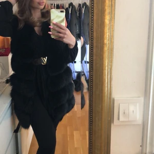 Äkta pälsväst  - Svart äkta pälsväst i strl XS passar även S Köpt 2800kr  Fint skick förutom hål i ena fickan på insidan men inget man ser utåt. 