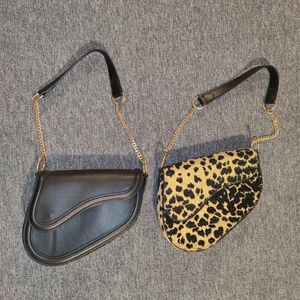 Sadelväska  - Säljer mina 2 sadelväskor ifrån Gina Tricot då dom inte kommit till användning på sistone. Säljer dom helst tsm men det går att sälja separat. Frakt tillkommer