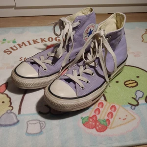 Pastell lila converse - Pastell lila converse i storlek ‎37. ‏De är rena och ‎knappt ‎använda. ‏ଘ(੭ ᐛ ‎)♡ Frakten är inkluderat i priset!