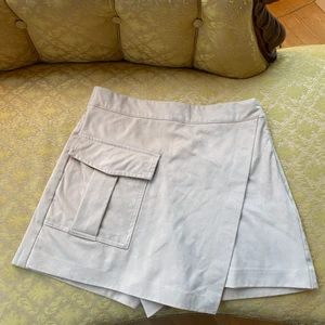 Beige mocka byxkjol - Beige byxkjol i mockaimitation från Zara, använd en gång. Pris: 50 + frakt