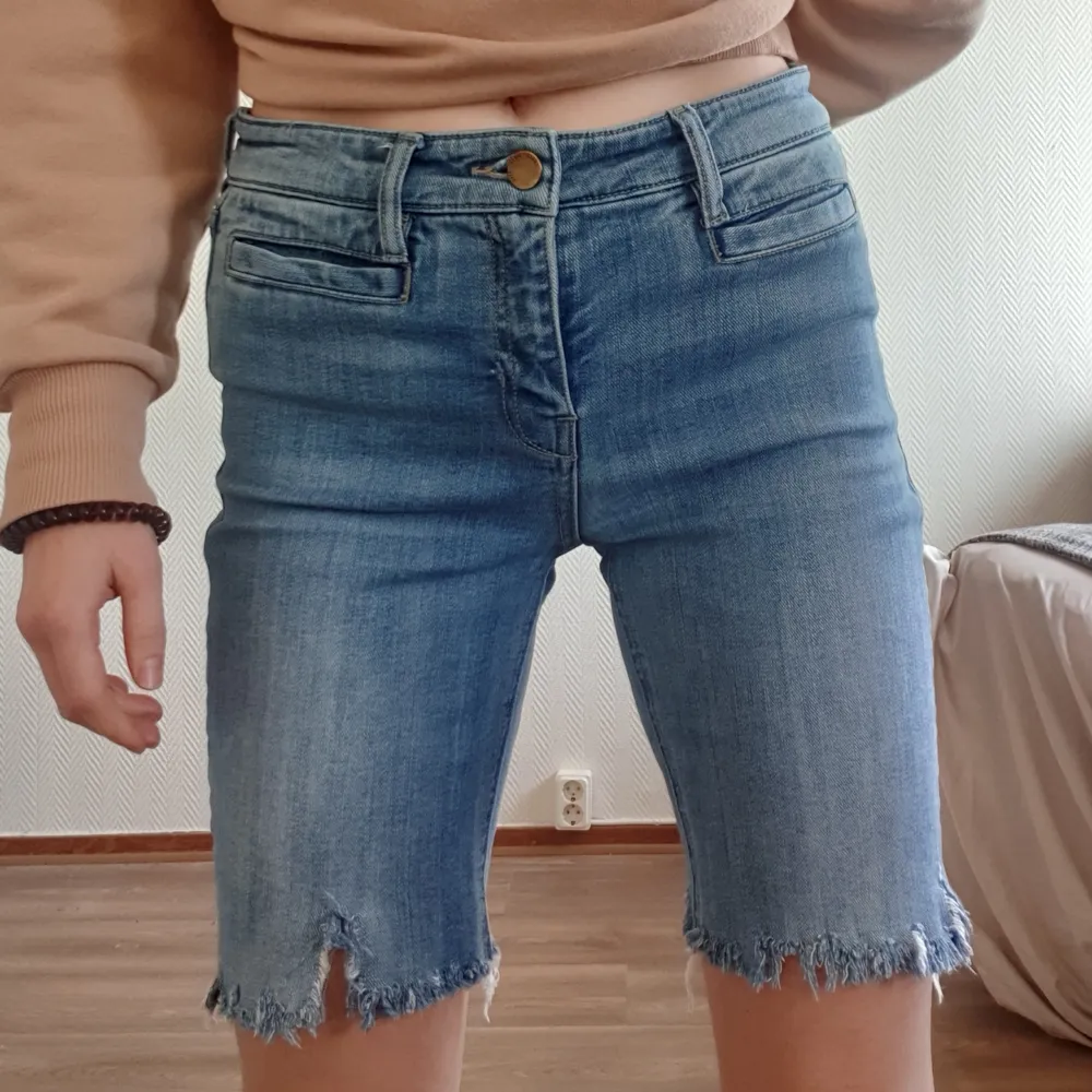 Egentligen ett par jeans som är avklippta till halvlång längd! Storlek 28 dvs en xs-s! . Shorts.