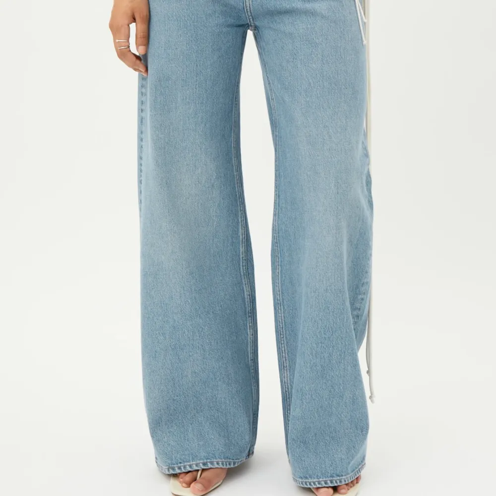 wide jeans från weekday i modellen ace✨ säljer då de är för små. frakt är inräknat i priset 💓. Jeans & Byxor.