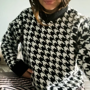 Tjocktröja  - Supersnygg och mysig tjocktröja ifrån Mango. Perfekt nu till hösten och vintern. Tröjan är i storlek XS men skulle säga att det passar för S och M med beroende på hur man vill att den ska sitta på 🥰👐🏻 Köptes för 499kr