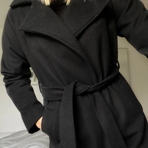 Lång kappa strl. S - Lång svart kappa från BikBok i storlek S. Köpt för 2 år sedan & använd några gånger men är i väldigt fint skick. Säljer pga att den är lite liten för mig.