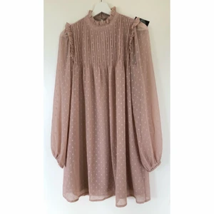 Dobby Dress strl 34/XS - Helt ny klänning från NLY TREND i färgen light pink
