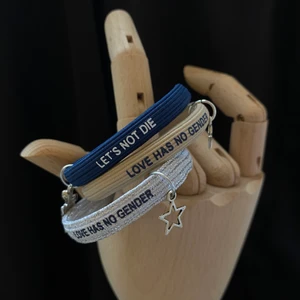 Tofsar - Säljer dessa underbara tofsar från mitt UF-företag (Remode UF). Beige och silver är slutsålda❤️skriv till mig här på Plick om du vill köpa eller DMa oss på instagram (remode.uf). 1 tofs kostar 69kr och frakt kostar 12kr om du inte vill mötas upp på blackebergs gymnasium ❤️