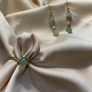 Kristall örhängen - Superfina gröna aventurin smycken! Du får med en ring och ett par örhängen. Superfina tillsammans och passar så sjukt fint till en ljusgrön outfit.  Kittet kan man köpa för 100 kr + frakt eller köp örhängena för 69kr + frakt. Man kan öven köpa ringen separat för 39kr + frakt🤍  Hör av er vid intresse eller frågor!