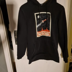 Hoodie med tryck - Lång, tjock luvtröja med tryck. Köpt från Zalando men är slutsåld.