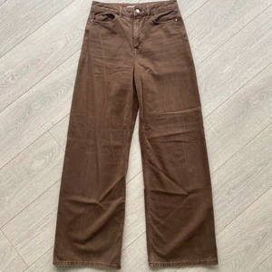Bruna jeans  - Säljer ett par bruna jeans från Zara i strl 38. Fint skick! Köpare står för frakt🤎🧚🏼‍♀️