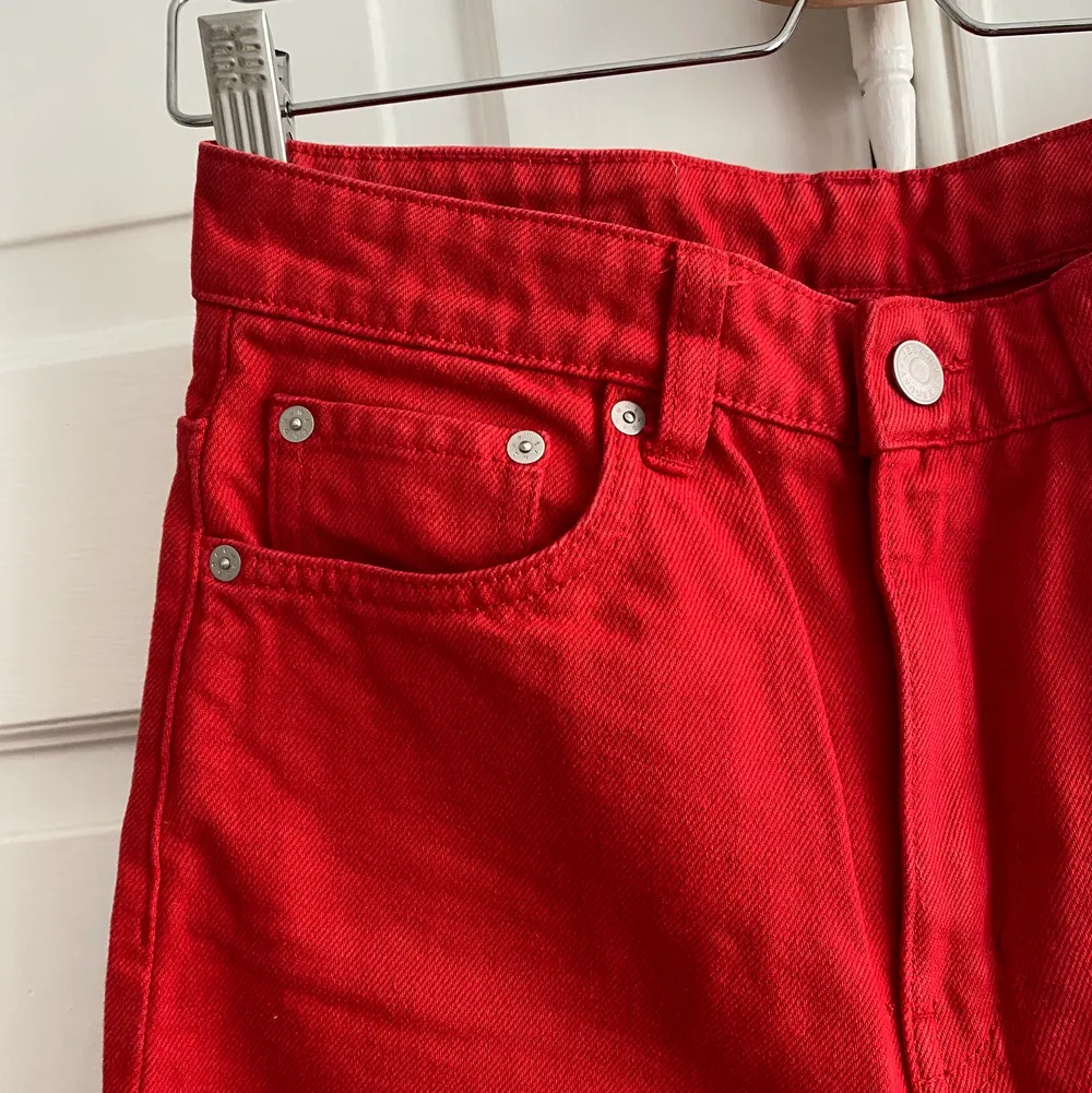 Röda jeans i modellen Ace från Weekday. Waist 25, uppsydda för att passa mig som är 168 cm. Passar någon som är ca 164-170 cm. Superfin färg! Kan mötas upp, annars betalar köparen frakt :). Jeans & Byxor.