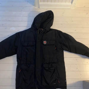 Fjällräven vinterjacka - Jag säljer en varm fjällräven jacka i nyskick. Perfekt för vintern. Storlek S men passar snarare M-L. Kan mötas upp i innerstan eller frakta.