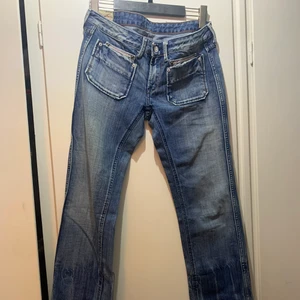 Lågmidjade jeans  - Beställde nyss hem dehär från zalando Zircle, tyvärr var de försmå för mig, storlek 30/34, men skulle säga att de är mer  28/34. 💕💕💕💕Super snygga detaljer, och så snygga nu till hösten, köpta för 250kr🙂🙂💞💞💞💞 Buda i kommentererna, eller skriv till mig om du har ett bra pris och vill köpa direkt🙂Avslutas 18 oktober 