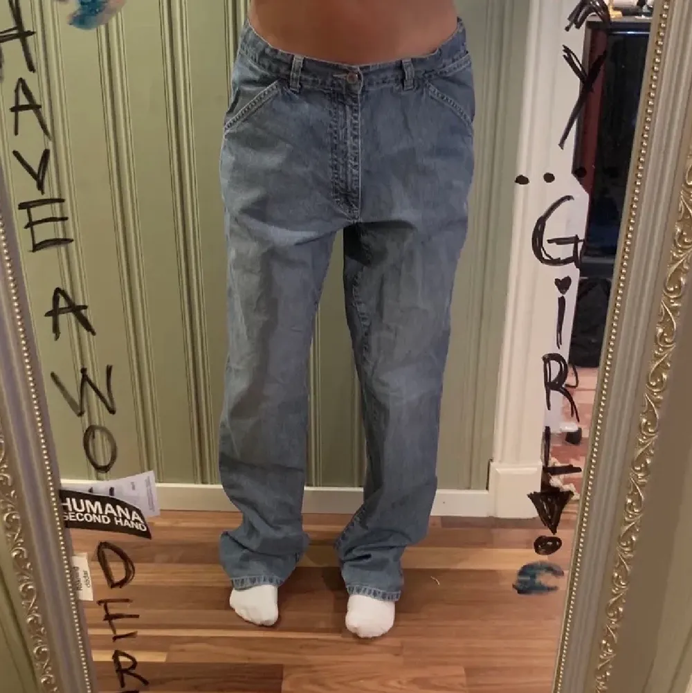 Snygga jeans som var för stora för mig, första bilden är lånad från förra säljaren. Skriv om du har några frågor 😇. Jeans & Byxor.