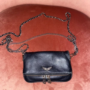 Fin zadig väska - Säljer min fina zadig väska som är i jätte fint skick men kommer inte till användning längre, de enda är bandet som har släppt lite på en sida (bild 3)men inget som syns, går säkert att fixa om man vill de! Säljer för 900 + frakt!🥰